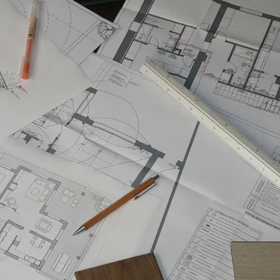 Planos de arquitectura con reglas y lápices utilizados por conesafrancharquitectos