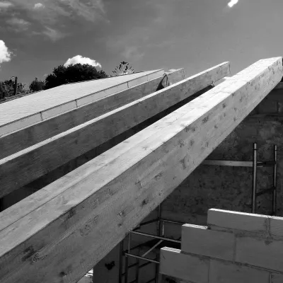 Vigas de madera en construcción sobre tejado de casa en construcción