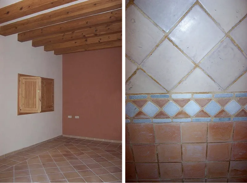 Habitación con pared terracota y azulejos decorativos Interior rústico con azulejos y viga de madera