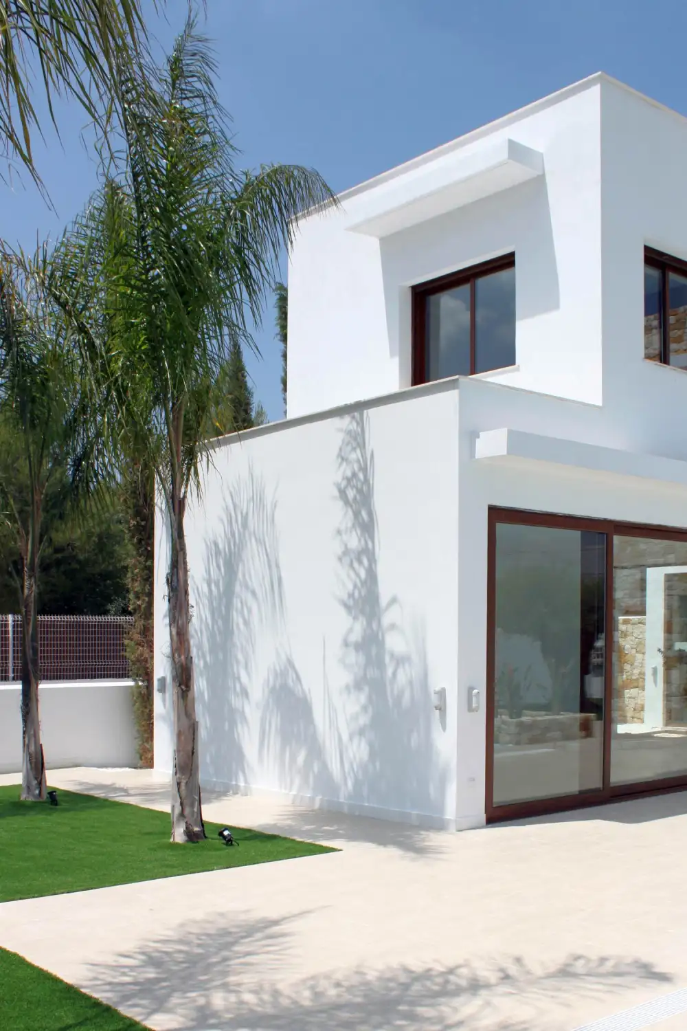 Fachada lateral blanca de casa unifamiliar en Bétera 