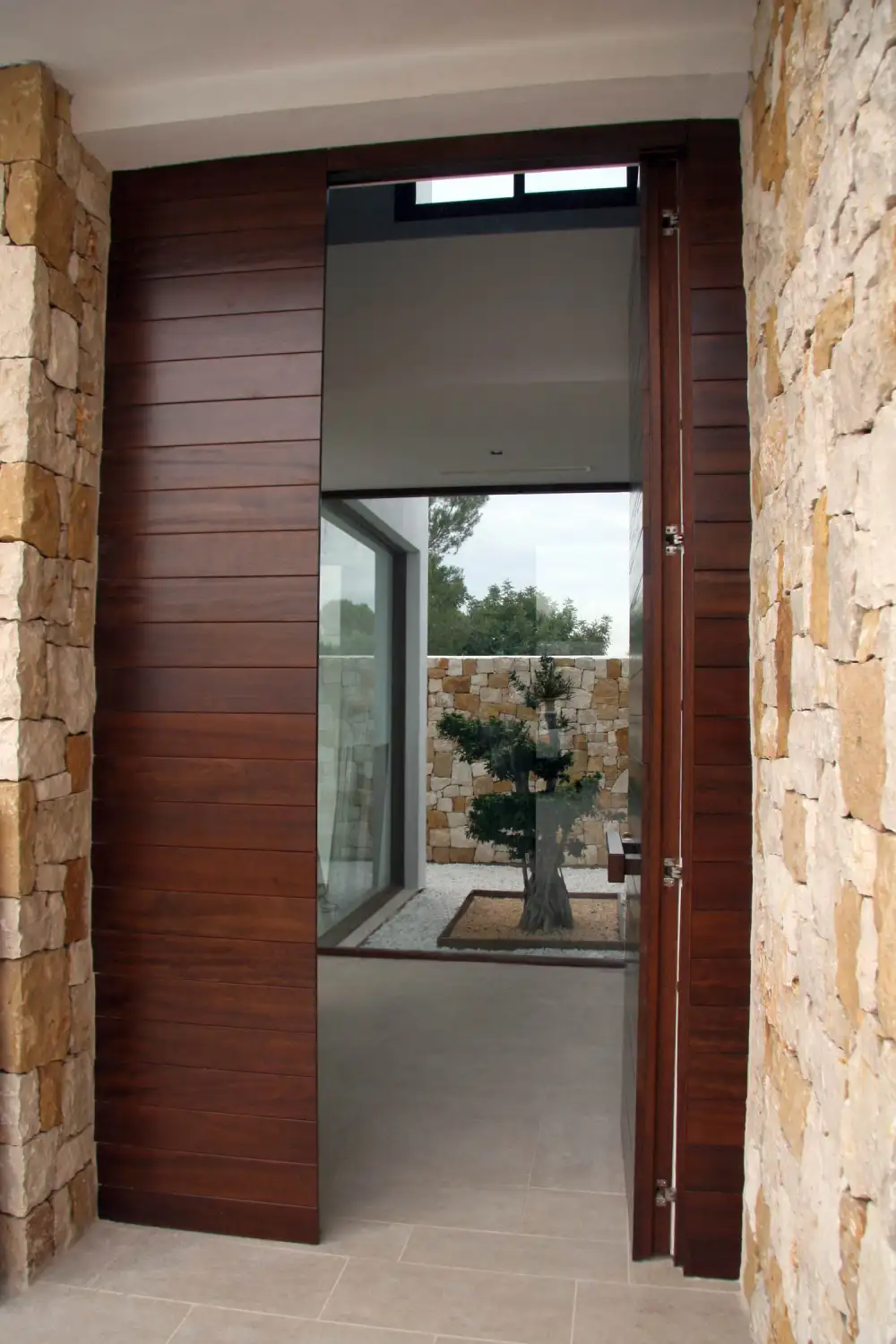 Puerta de madera en la entrada de la Casa Bétera