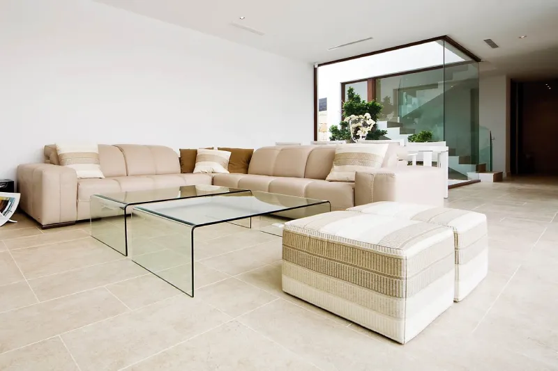 Sofás y mesa de cristal en el salón casa Bétera