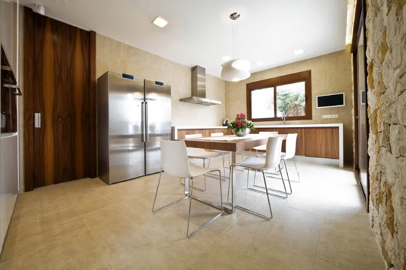 Gran cocina equipada con mesa comedor