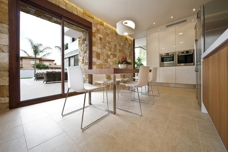 Cocina moderna con mesa comedor y acceso a terraza exterior