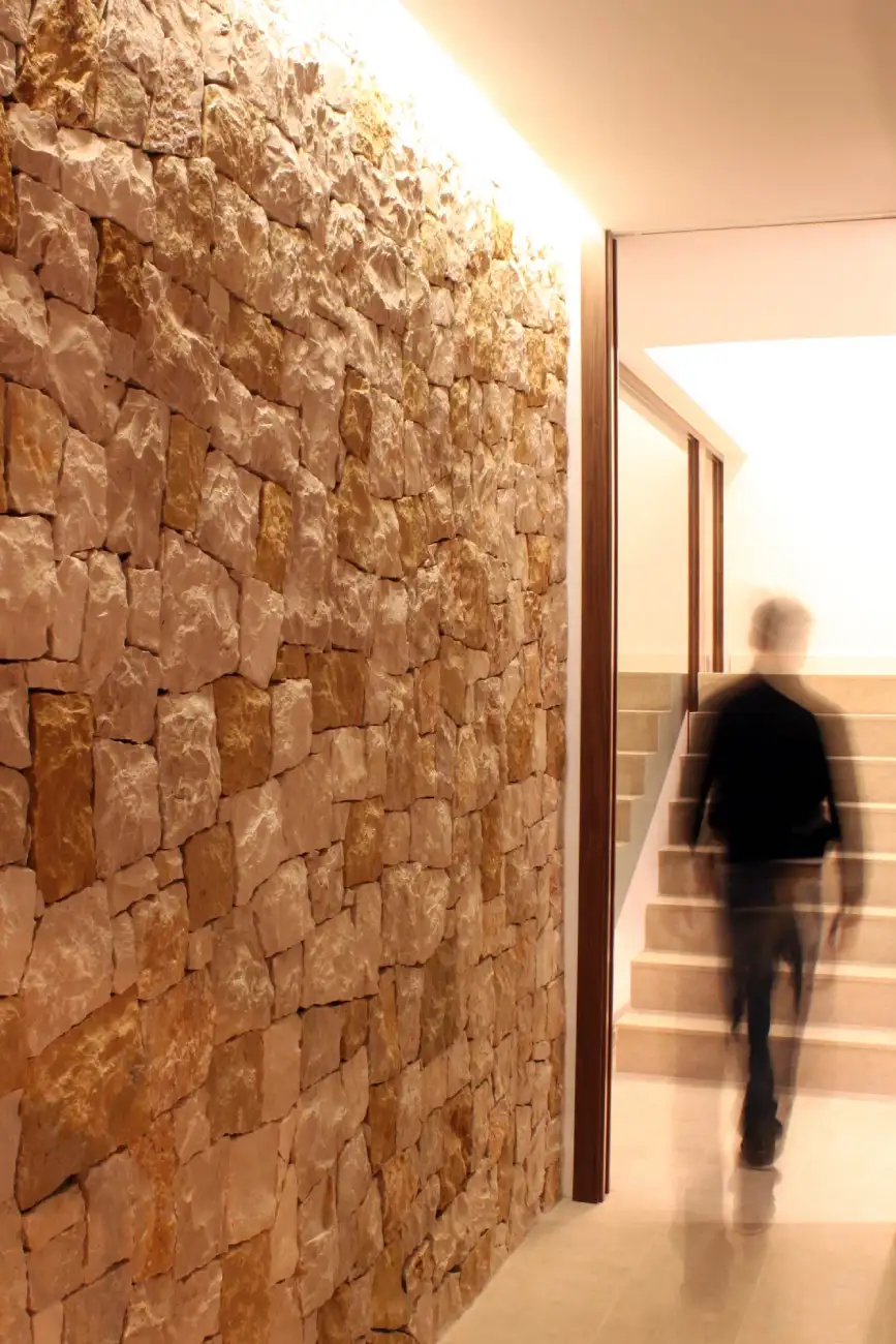 pared de piedra en distintos tonos en casa Bétera