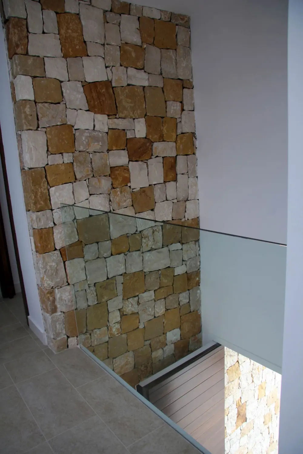 Muro de piedra en distintos tonos en el interior de la casa Bétera