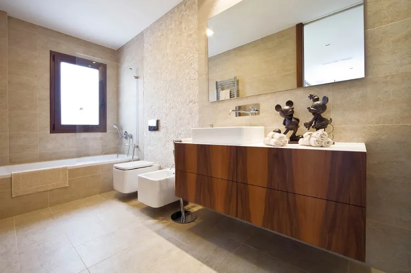 Cuarto de baño grande con bañera