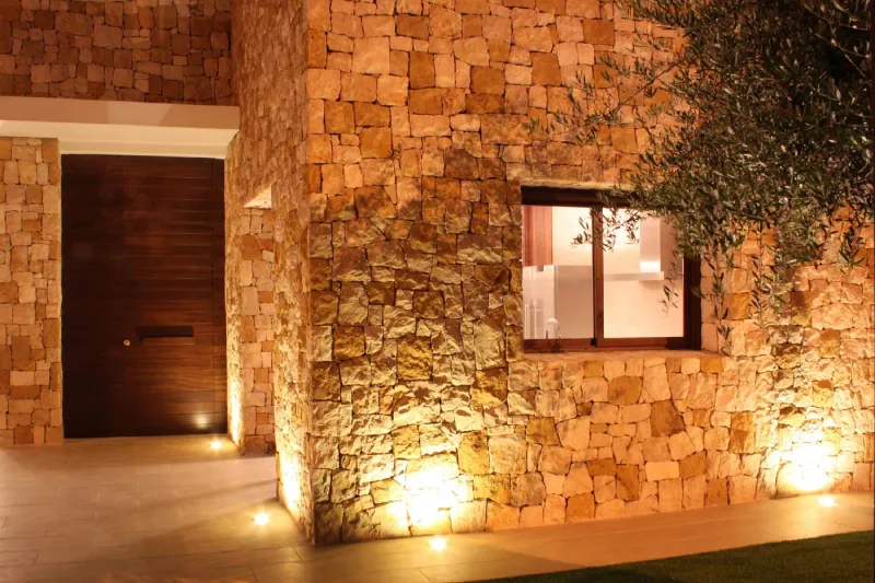 Zona exterior de la casa Bétera iluminada por focos dispuestos en el suelo