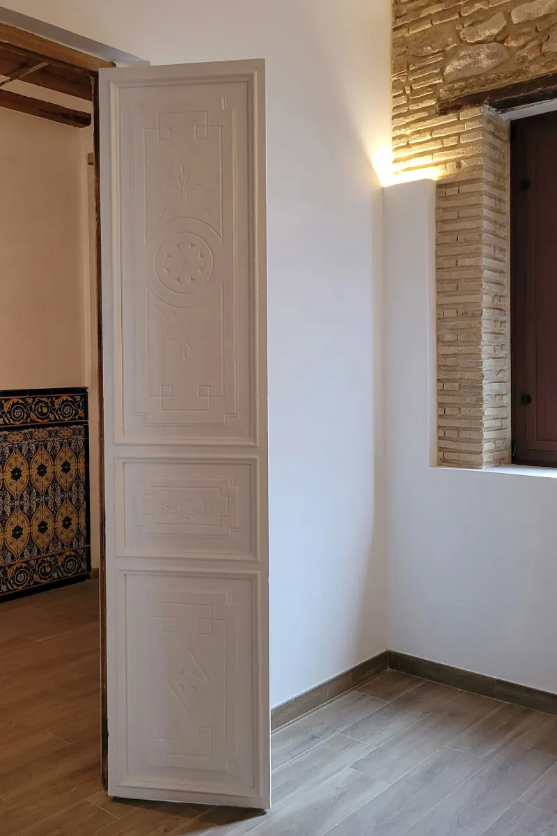 puerta blanca decorada y con relieves casa de pueblo La Silla Puerta blanca con motivos decorativos y relieve